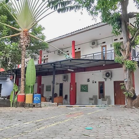 Rumah Panggung Guest House Syariah Mitra Reddoorz Cirebon Buitenkant foto
