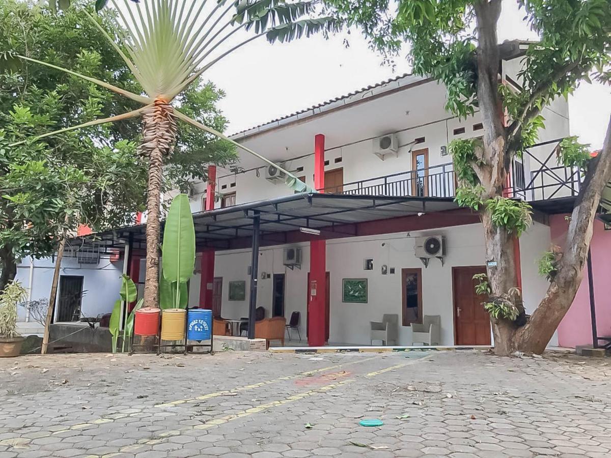Rumah Panggung Guest House Syariah Mitra Reddoorz Cirebon Buitenkant foto