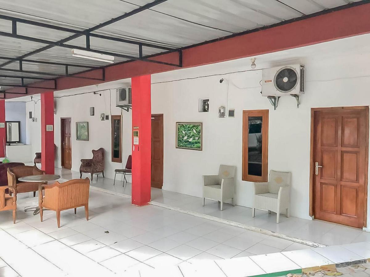 Rumah Panggung Guest House Syariah Mitra Reddoorz Cirebon Buitenkant foto